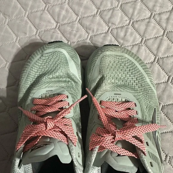 Altra Light Gray Athletic Shoes - Picture 4 of 5